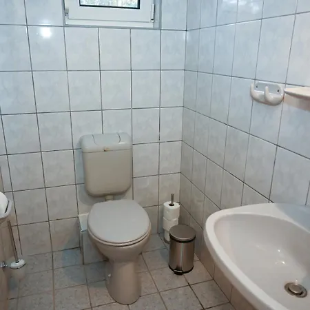 Bogarka Apartmanhaz シオーフォク